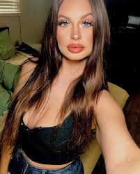 Samantha Mullen's Instagram, Twitter & Facebook