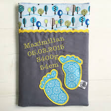Die hülle legt sich schützend um das heft. U Heft Hulle Mit Name Fussstapfen Blau Gelb Stoffebox De Stoffe Und Handgemachte Geschenkartikel Kaufen