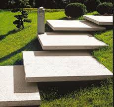 Frei Schwebende Treppen Aus Xxl Betonsteinen Sind Ein Hingucker In Grossen Garten Garten Stufen Vorgarten Ideen Freitragende Treppe