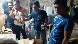 Dalam operasi itu, beliau berkata, ada pati cuba melarikan diri melalui denai selepas mengesan kehadiran pihak berkuasa, namun semuanya berjaya dicekup. Di Malam Takbiran Polres Pati Sita Puluhan Botol Minuman Keras Tribun Jateng