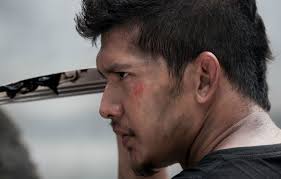 February 12, 1983) is an indonesian actor, stuntman, fight choreographer, and martial artist. Wallpaper Pose Knife Iko Uwais Beyond Skyline Skyline 2 Iko Uwais Images For Desktop Section Filmy Download