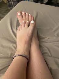 I'm a girl with a foot fetish. Ama : r/Feetishh