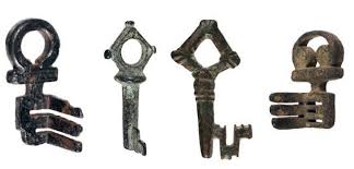 Quatre Clefs Clef A Panneton En Bronze A Patine Verte Fort Anneau En Ce Renverse Rehausse D Un Filet Saillant Sur Embas Vieilles Cles Patine Heurtoir De Porte