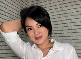 Boleh cek di ig (instagram). 2 Kali Lolos Dari Maut Kecelakaan Pesawat Mantan Pramugari Lion Air Laura Lazarus Sekeliling Tewas Pikiran Rakyat Com