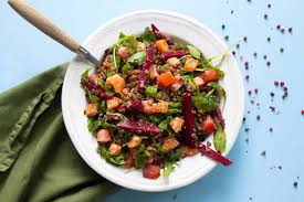 Salade De Grenailles Au Saumon Fume Aux Baies Roses Sauce Au Yaourt Recette Salade Saumon Saumon Recette Salade