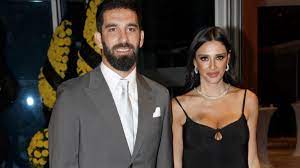 Ben parasız yapardım ne olacak dediğim şey. Arda Turan A Esi Aslihan Dogan Turan Dan Destek Dobralik Klavye Basinda Olmaz