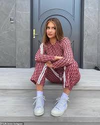 Bộ nỉ của kylie gồm quần trong khi đó, chanel bán hơn 450 usd cho 4 trái bóng tennis. Kylie Jenner Poses In Chanel Outfit On The Tennis Court Of Her 36 5m Home Yve Style Com