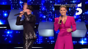 Movie and tv reviews and lists. Anticipazioni All Together Now Stasera In Tv Muro Umano Giudici Chi Sono I 12 Concorrenti