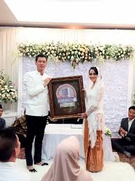 #ririnekawati #edwinabeng #gosiphariini selingkuhi ririn ekawati yang rela dinikahi di usia 19 tahun, inilah edwin abeng. Benar Ririn Ekawati Nikah Siri