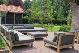 stoer en solide loungeset door het gebruik van 100 gerecycled teak dit geeft de loungemeubelen een doorleefd karakter tuin loungebank diy tuinmeubilair tuin
