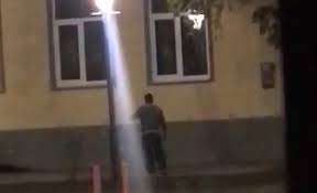 Astăzi e duminică, 4 octombrie 2020. Un Barbat Din Comuna Dudestii Vechi Timis A Spart De SupÄrare Geamurile PrimÄriei
