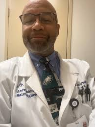 All my healthcareworkers who work full time & create content tap in. Post a  picture of you in your scrubs 🩺