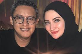 Beredar kabar nissa sabyan dituding jadi pelakor disebut jadi selingkuhan keyboardis band sendiri kapanlagi com. Mantap Jadi Mualaf Usai Mimpi Baca Surat Al Fatihah Dan Bertemu Kakek Berjubah Putih Aktris Cantik Ini Hidup Bergelimang Harta Hingga Huni Istana Mewah Usai Dinikahi Pengusaha Kaya Raya