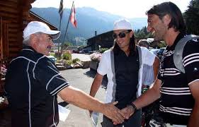 Mit der verpflichtung von murat yakin, dem älteren bruder von captain hakan yakin, als cheftrainer erhoffte man sich neben einem «stadioneffekt» zusätzlich sportlichen erfolg, der sich zunächst auch einstellte. Benefiz Golfturnier In Davos Yakin Verdaut Das 0 4 An Benefiz Golfturnier