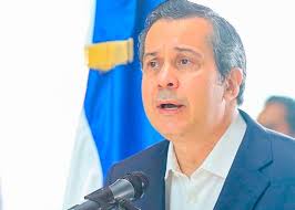 Ministro de Medio Ambiente habla con los servidores públicos en su primer  día