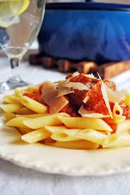 Macarrones con salsa ragú y queso, receta elaborada por karlos para hacer la salsa ragú, pica y pocha las cebolletas en una cazuela con un chorrito de aceite. Ragu Sabores De Mi Huerto