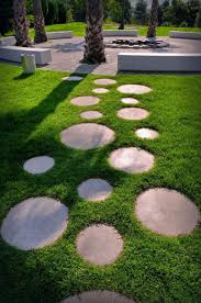 10 Ideas For Stepping Stones In Your Garden These Round Stepping Stones Surrounded Garden Stepping Stones Landscape Stepping Stones Stepping Stone Walkways