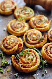 Petits Roules Du Dimanche Midi Parce Que Le Soleil Me Donne Envie De Continuer A Me Les Rouler Roules Ricotta Roquette Chorizo Et Basilic Food Recipes Appetizer Recipes