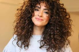 10 خطوات للحصول على شعر كيرلي بمظهر صحي - مجلة أسرار