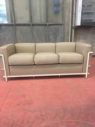 Le corbusier style genuine ponyskin top grain leather chaise lounge chair #1185. Le Corbusier Dreisitzsofa Lc2 Kaufen Bei Classicfactory24 Com