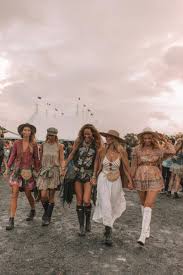 A Dreamy Boho Party Mixed With The Relaxed Vibes Of Byron Bay Check Out These Fab Festival Style Fa In 2020 Boho Festival Fashion Boho Fashion Hippie Festival Fashion