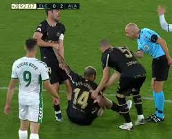 Deyverson brum silva acosta basitçe olarak bilinen (1991 8 mayıs doğumlu) deyverson , brezilyalı profesyonel futbolcu bir şekilde oynar ileri için. In 2 Minutes Deyverson Throws Himself On The Lawn Causes Confusion And Receives Yellow Watch Prime Time Zone Sports Prime Time Zone