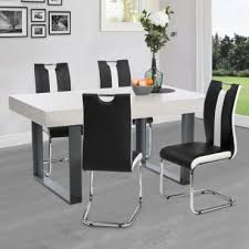 La chaise salle à manger est aujourd'hui un élément clé de votre décoration intérieure. Lot De 4 Chaises Pia Noires Et Blanches Pour Salle A Manger Vente De Id Market Conforama
