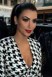Kim Kardashian In A Beautiful Black And White Houndstooth Dress Paired With Bold Red Lips Kim Kardashian Makeup Kim Kardashian Makeup Looks Kardashian Makeup