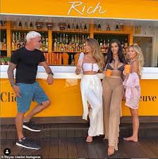 An ibiza lover has launched a fundraiser to pay for his drinks while on the party island, having already forked out £650 ($860) for a sunbed at wayne lineker's ocean beach bar. Gary Lineker S Brother Wayne 58 Signs Up For Celebs Go Dating Aktuelle Boulevard Nachrichten Und Fotogalerien Zu Stars Sternchen