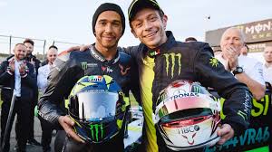 Valentino rossi e i suoi uomini aprono le porte ai giovani talenti delle due ruote. Lewis Hamilton And Valentino Rossi The Ultimate F1 Motogp Job Swap F1 News