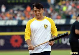 立法會議員 (member of the legco of hksar) 熱血公民主席 (chairperson, civic passion). Bghgskqkeqfbum