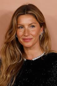 Faces：Gisele Bundchen attends the 2025 Franca Fund Gala at the Museum of  Islamic Art