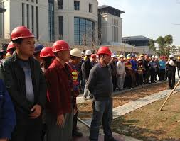 How much do construction workers make a year. Um Top Management Visit New Campus Construction Workers On Chinese New Year University Of Macau