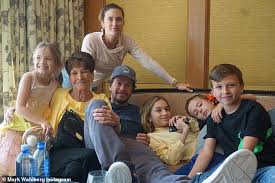 To become an actor, he fell in love with a girl, he kind of had an. Mark Wahlberg Ehrt Seine Verstorbene Mutter Alma Mit Einem Familienfoto Aktuelle Boulevard Nachrichten Und Fotogalerien Zu Stars Sternchen