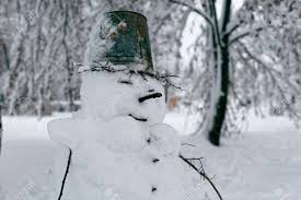 Normalerweise besteht ein schneemann aus drei verschieden großen, aufeinandergestapelten schneebällen, die unteren und oberen rumpf sowie den kopf darstellen. Foto Eines Schneemann Auf Einem Hintergrund Einer Winterlandschaft Mit Baumen Ein Lustiges Schneemann Mit Einem Eimer Auf Dem Kopf Lizenzfreie Fotos Bilder Und Stock Fotografie Image 94232811