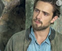 Foto: Felipe (Rafael Cardoso) afirma para Emília (Ana Beatriz Nogueira) que  não pretende vender sua vinícola, na novela 'Além do Tempo'