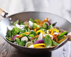 Il est de plus en plus utilisé dans la cuisine occidentale pour la qualité et la facilité de ce mode de cuisson. Que Choisir Pour Cuire Ses Legumes En Gardant Leurs Nutriments Sauteuse Wok Ou Poele Marie Claire