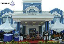 Kejadian misteri di sebuah balai polis.kalau nak kata angin, pintu kaca tu berat.lagipun kenapa sebelah je pintu yang. Facebook