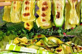 Scaldate a fuoco alto una bistecchiera rigata o una griglia antiaderente, poi grigliate le fette di zucchine per 3 minuti per ciascun lato. Come Grigliare Le Zucchine Consigli Taglio Cottura Condimento