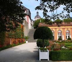 In 1753, maria theresa's husband, emperor franz i stephan, who was a keen amateur natural scientist, bought a neglected enclosed field from the neighbouring village of hietzing, on which he had a 'dutch botanical garden' laid out. Schlossgarten Schlossgarten