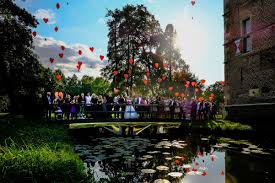 Das schloss raesfeld ist die eventlocation im münsterland. Euer Hochzeitsfotograf Schloss Raesfeld Naturlich Schone Hochzeitsfotos