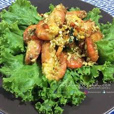 Jika telur masin mula berbuih, masukkan daun kari, kiub ayam, gula dan cili padi. Resepi Sotong Sumbat Telur Masin Resepi Mama Muda