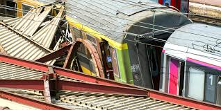 Sein zugführer hatte sich jedoch verspätet, so dass er fünf minuten später immer noch am bahnsteig. Schweres Zugungluck In Frankreich Defektes Schienenteil War Ursache Taz De