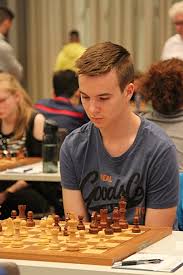 Ertan i̇skender'in saldırıda parmaklarının kesildiğini ve iyileşmesi durumunda da mesleğini yapamama tehlikesi bulunduğunu belirtti. Fotos Category 6 Runde Image Can Ertan Grenke Chess Open