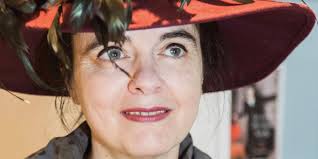 J'ai passée des années entre l'amour et la guerre, à vouloir trouver la lumière, je vivais dans mes souvenirs et mes émotions. La Lettre Emouvante D Amelie Nothomb A Son Pere Decede Au Premier Jour Du Confinement Marie Claire