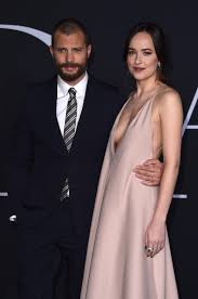 50 Sombras Liberadas Pelicula Completa En Español Latino Repelis Puro Glamour En La Red Carpet De Cincuenta Sombras Mas Oscuras Trajes Bonitos Cincuenta Sombras De Grey Cincuenta Sombras