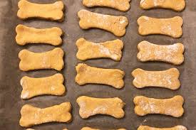 Super Einfach Gesunde Hundekekse Aus 2 Zutaten Moms Blog Der Praktische Familienblog Rezept Hunde Kekse Rezept Hundekekse Kochen Fur Hunde
