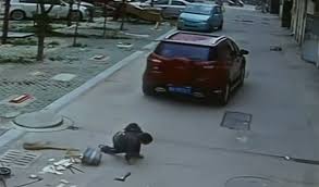 Trafico niño chino atropellado en la calle. Nino Atropellado En China Hipwhale