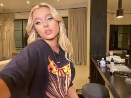 Alabama barker shared a sweet tiktok video with her dad, travis barker, and his girlfriend, kourtney kardashian.happy father's day, the teenager captioned her post on. Alabama Barker Shuts Down A Troll By Going Makeup Free