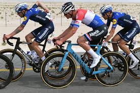 Mathieu van der poel en co rijden strade bianche op andere fiets na stuurbreuk. Patrick Lefevere Shares His Plans For Beating Mathieu Van Der Poel And Wout Van Aert Cycling Weekly